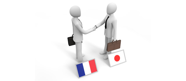 フランスと日本 握手するビジネスマン ビジネス 人物 無料イラスト素材
